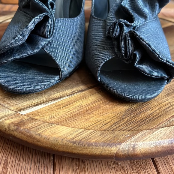 ANN MARINO RUFFLE HEELS - Picture 5 of 9